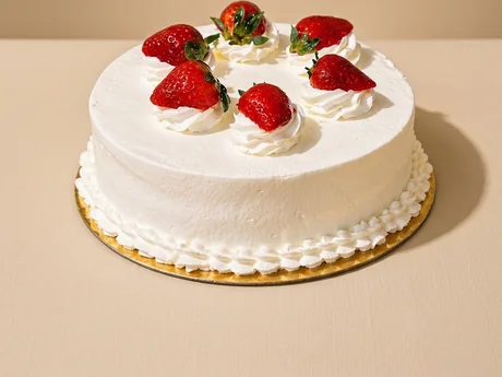 Tarta de nata con fresas frescas