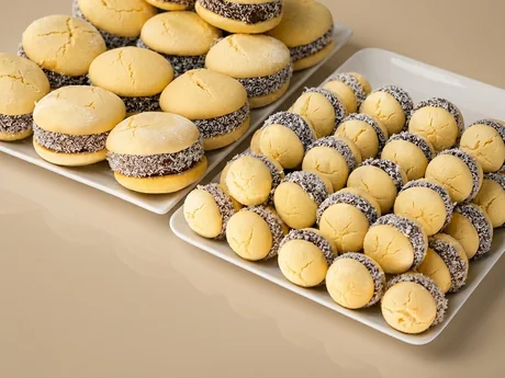 Alfajores de maicena rellenos de dulce de leche y coco