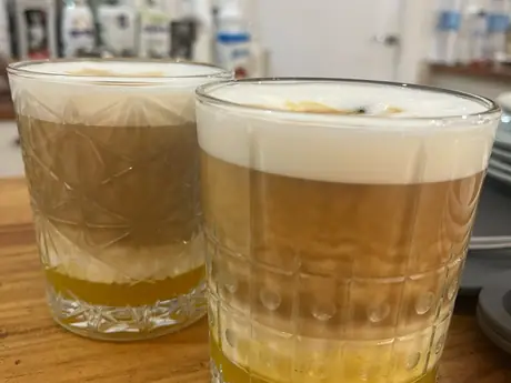 Dos cafés con leche servidos en vaso de cristal