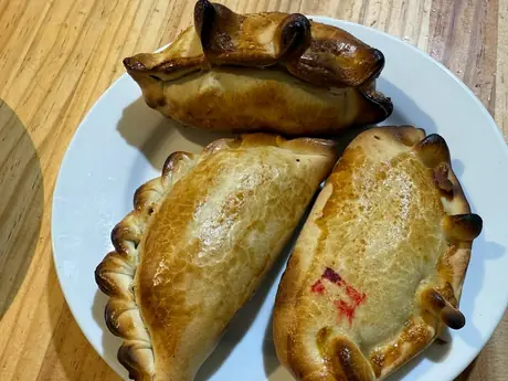 Empanadas criollas argentinas servidas en plato