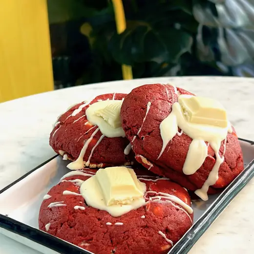 Cookies red velvet con chocolate blanco