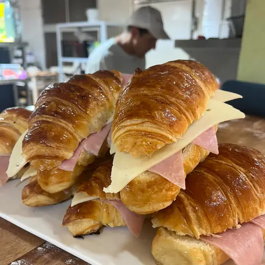 Croissants de jamón y queso recién salidos del obrador