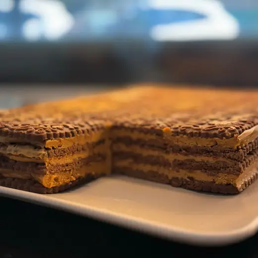Rogel casero con capas de dulce de leche