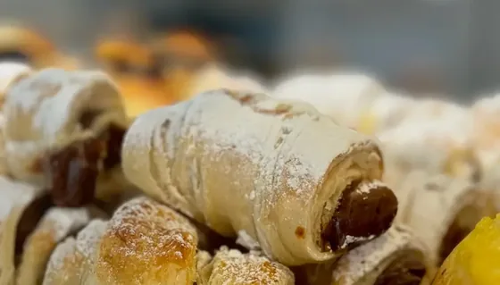 Bandeja de facturas y bollería argentina en la vitrina del obrador